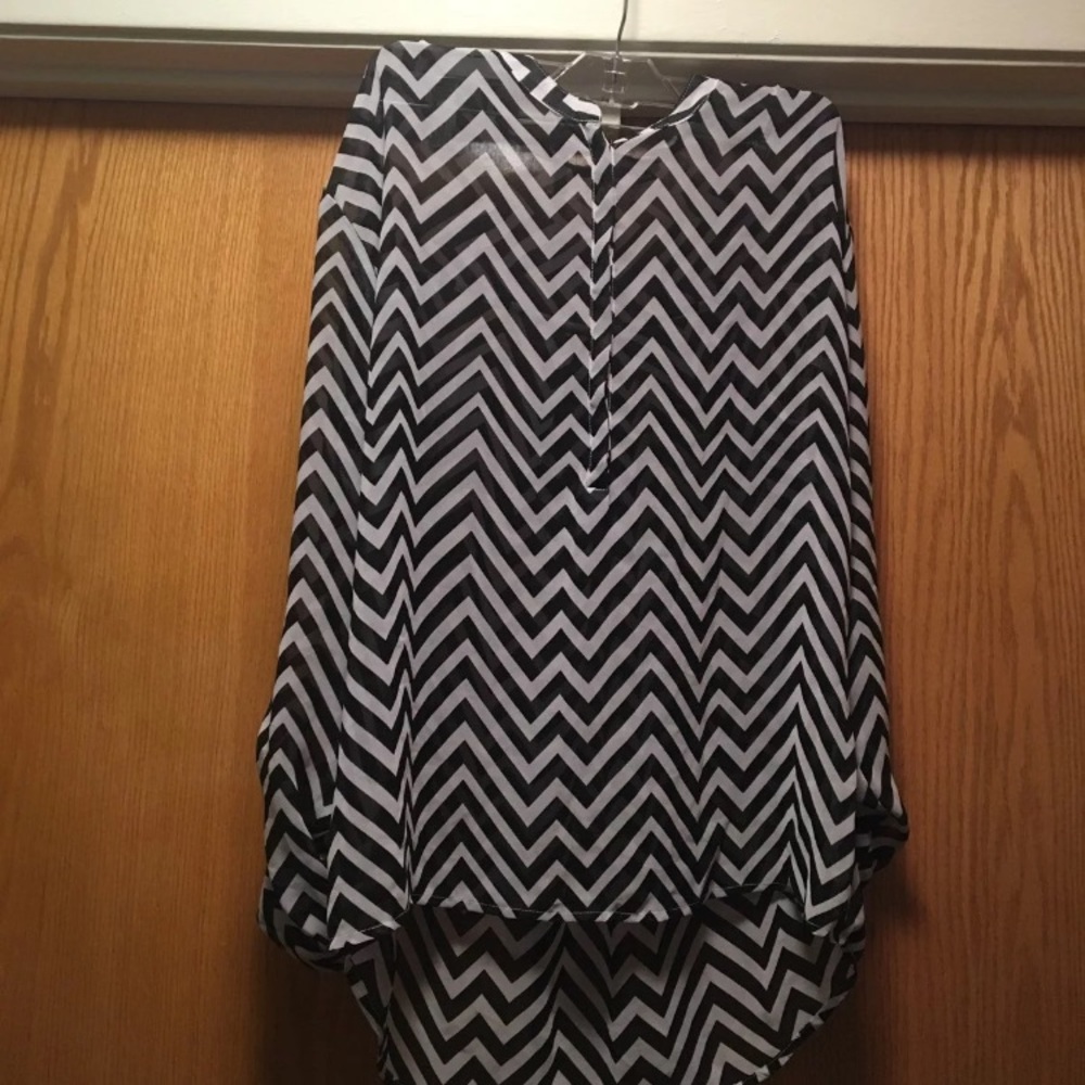 Black and White chevron sheer top Sz:M
